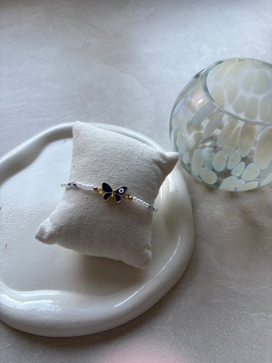 Perlenarmband in weiß / blau mit Schmetterling - Charm (grössenverstellbar)