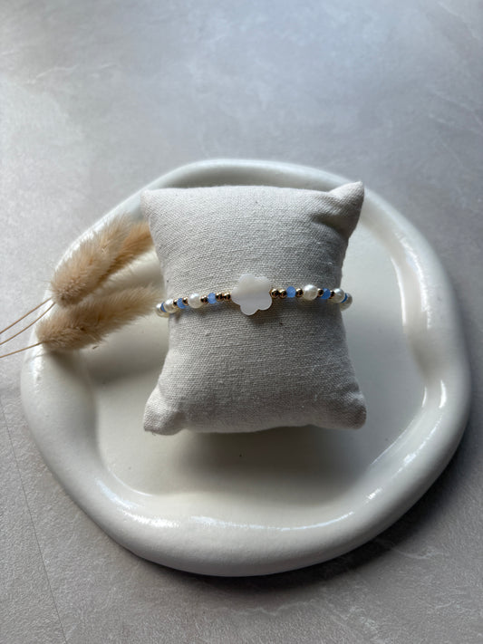 Perlenarmband blau mit Blumen - Charm