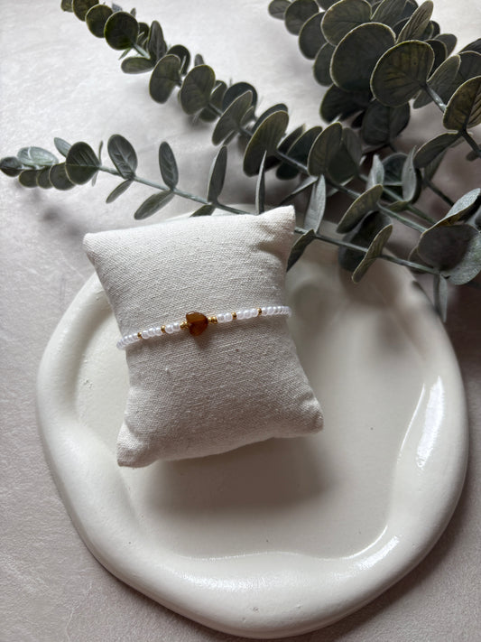 Perlenarmband mit weißen Perlen und einem Glas-Herz Charm