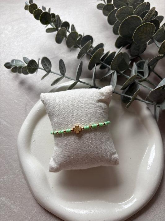 Perlenarmband mit grünen Perlen und einem Glücksblatt - Charm