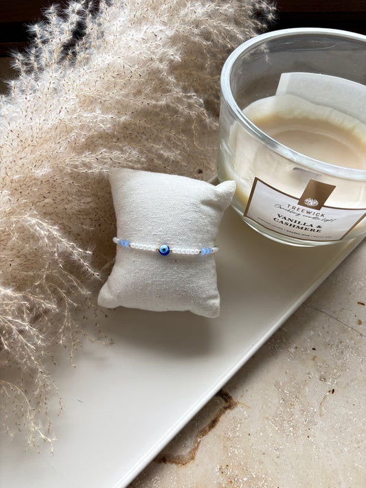 Nazar – Charm Armband mit weißen und blauen Perlen
