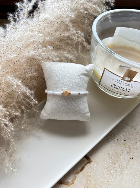 Glücksblatt – Charm Armband mit weißen Perlen