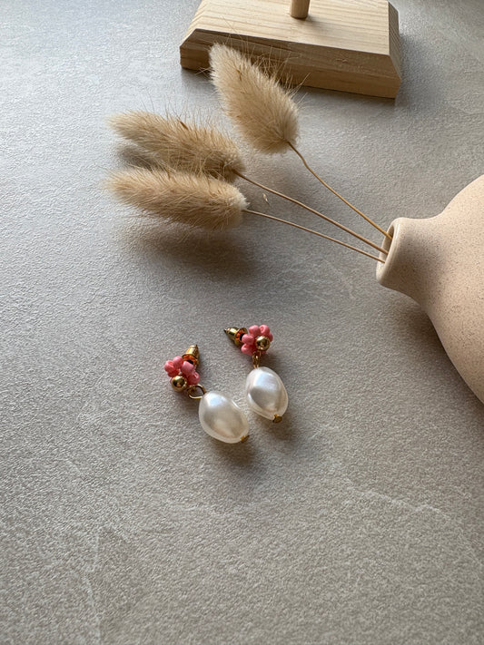 Ohrringe mit Blume und Süsswasserperle