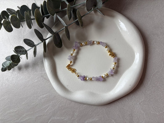 Fußkette mit lila Steinen und einem Blumen - Charm