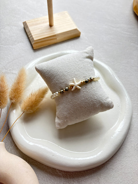 Perlenarmband mit dunklen Marmor Perlen und Seestern - Charm