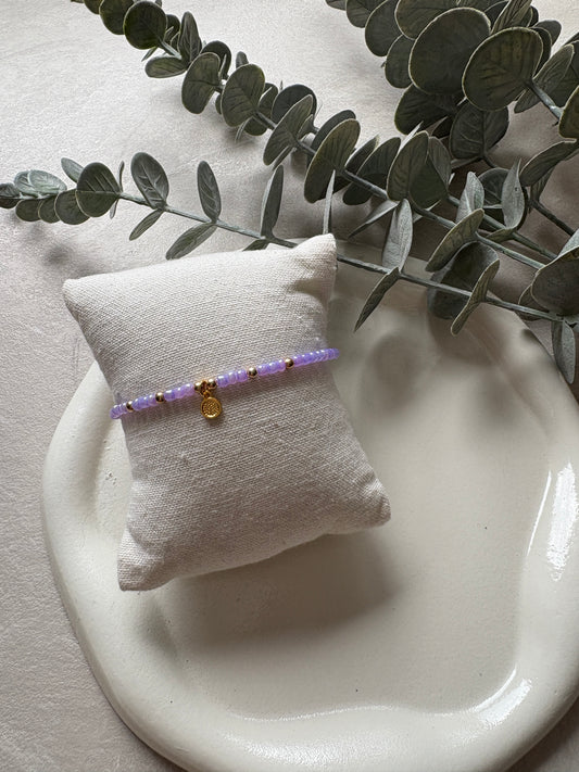 Perlenarmband mit lila Perlen und Plaketten - Charm