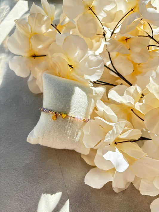 Perlenarmband mit Herz – Charm und goldenem Anhänger