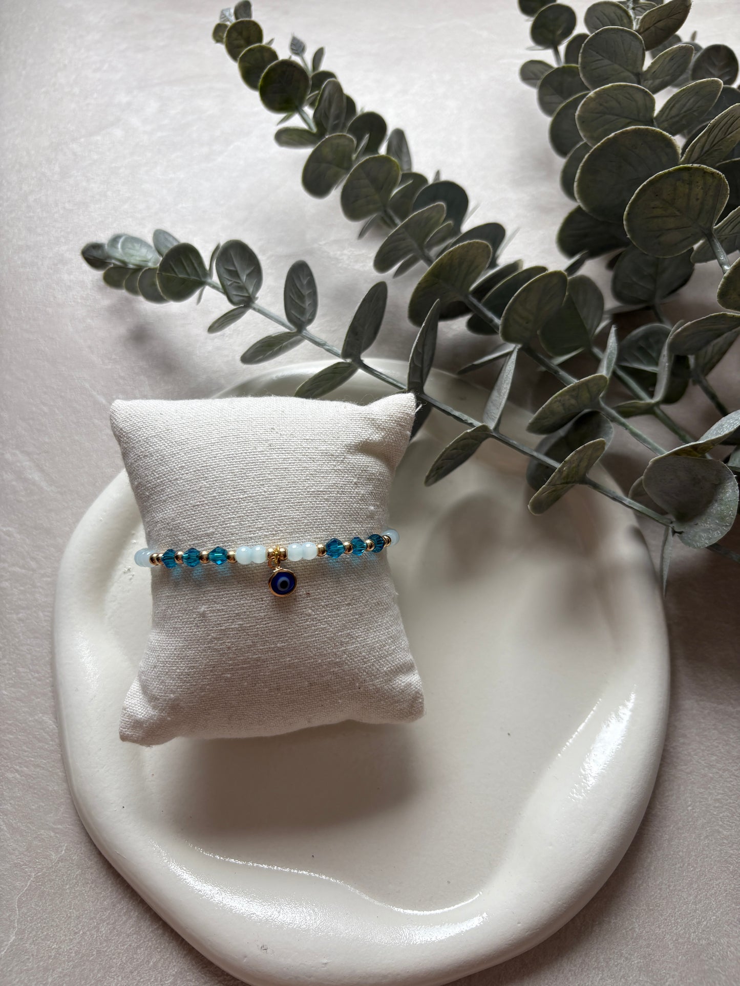 Perlenarmband mit türkis / dunkelblauen Perlen und einem Nazar - Charm