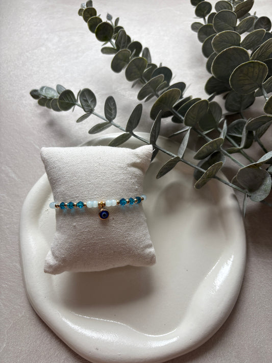 Perlenarmband mit türkis / dunkelblauen Perlen und einem Nazar - Charm