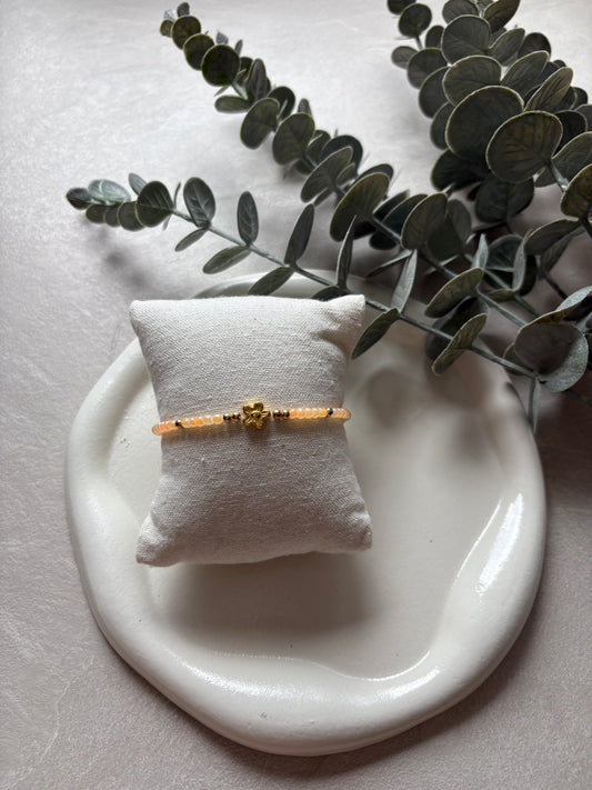 Perlenarmband mit lachsfarbenen Perlen und einem Blumen - Charm