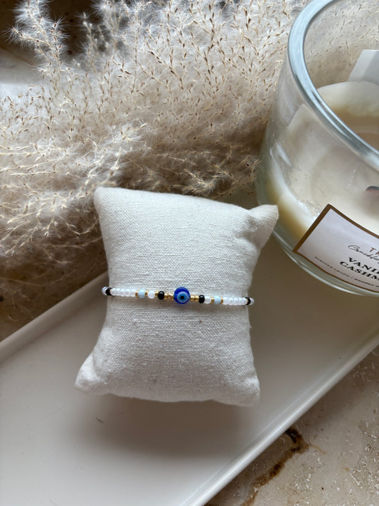 Nazar – Charm Armband mit verschiedenen Blauton Perlen und weißen Perlen