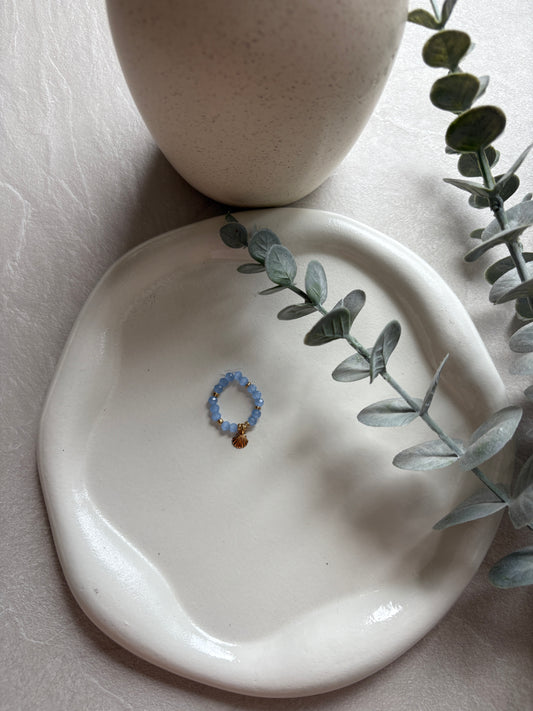 Perlenring in blau mit Muschel - Charm