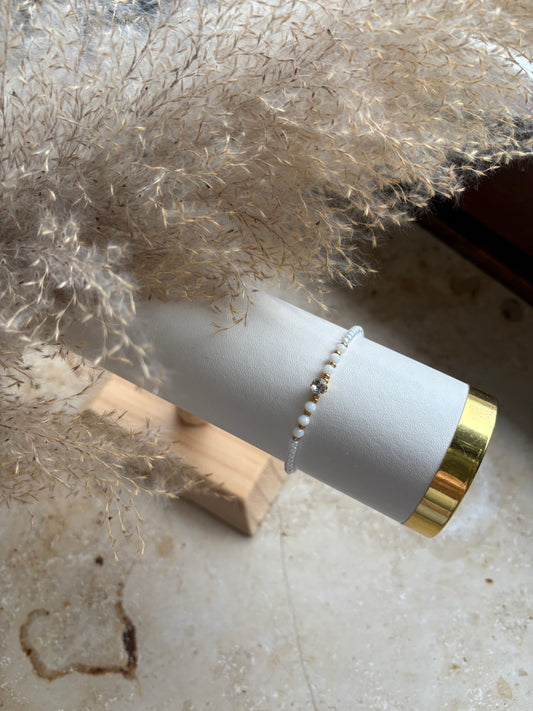 Stein – Charm Armband mit weißen Perlen