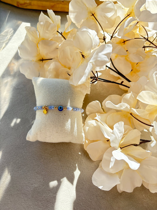 Perlenarmband mit Nazar – Charm und goldenem Anhänger