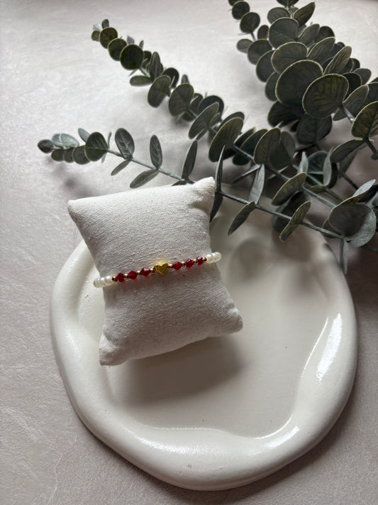 Perlenarmband mit weißen und roten Perlen und einem Herz - Charm