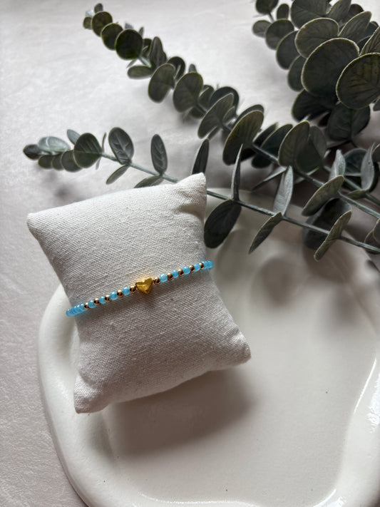 Perlenarmband mit blauen Perlen und einem Herz - Charm
