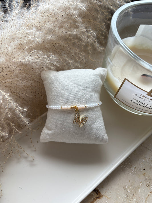 Schmetterling – Charm Armband mit weißen und beigen Perlen
