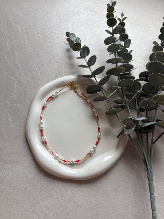 Perlenkette mit rot / beigen Steinen und Süsswasserperlen