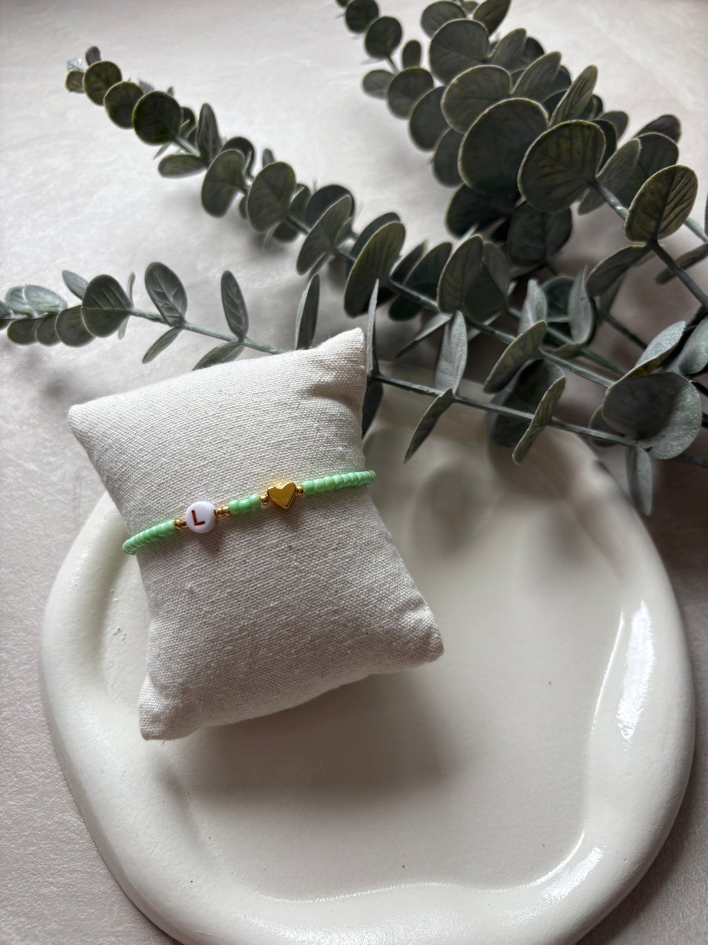 Perlenarmband mit grünen Perlen und Wunschbuchstaben