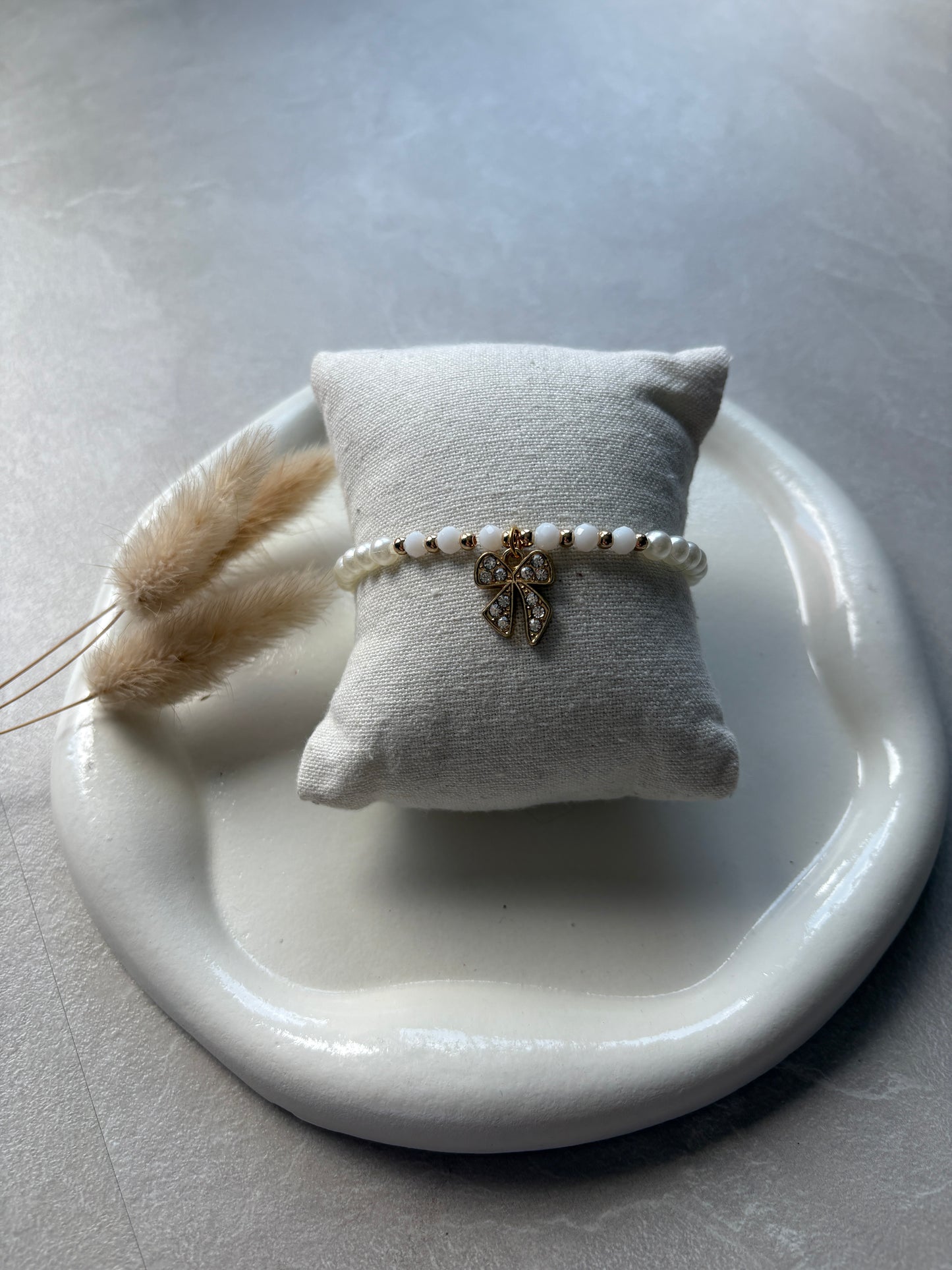Perlenarmband mit Schleifen - Charm