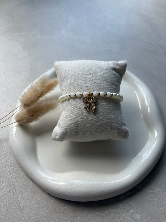 Perlenarmband mit Schleifen - Charm