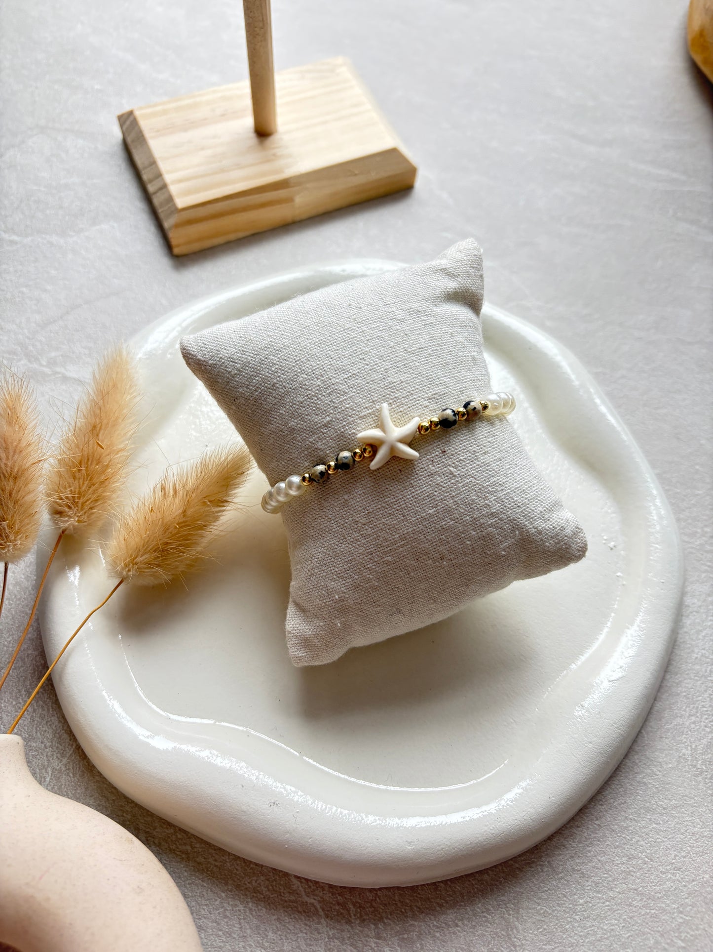 Perlenarmband mit dunklen Marmor Perlen und Seestern - Charm