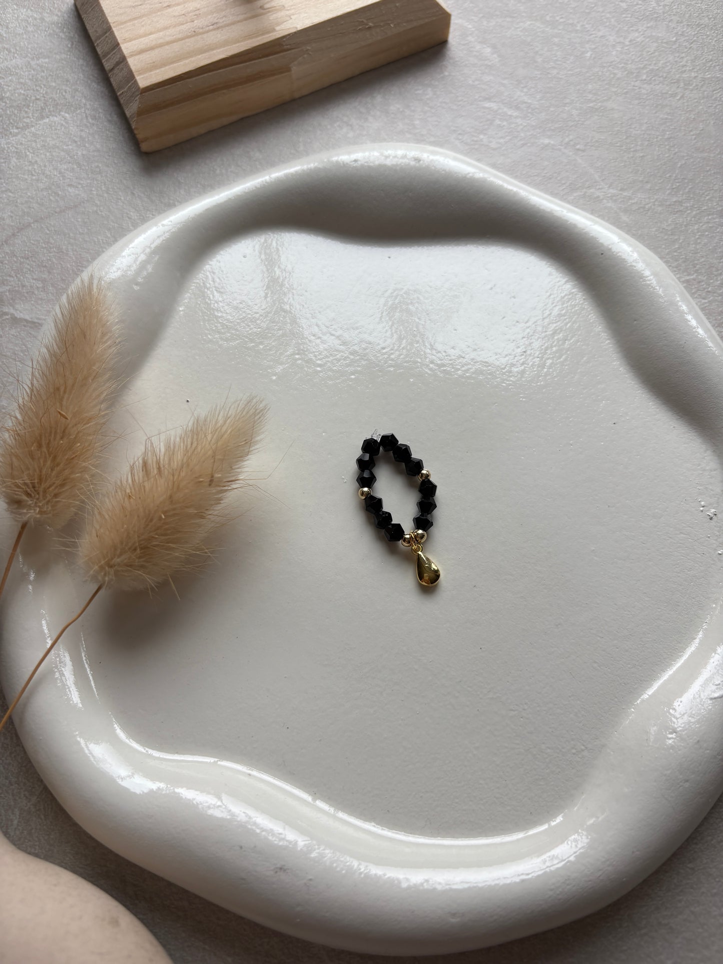 Perlenring schwarz mit Tropfen - Charm