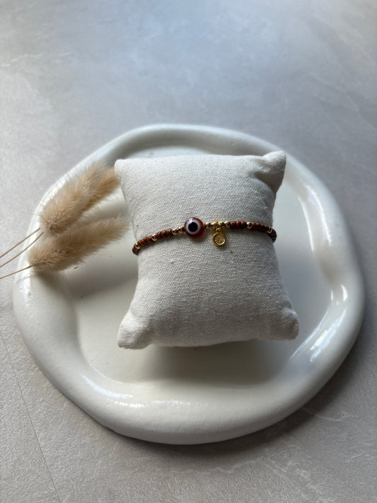 Perlenarmband mit Plaketten und Nazar - Charm