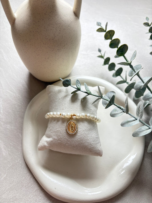 Perlenarmband mit weißen Perlen und einem wunderschönem goldenen Charm (verstellbarer Verschluss)