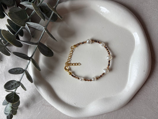 Perlenarmband mit braunen Perlen und Süsswasserperlen (verstellbarer Verschluss)