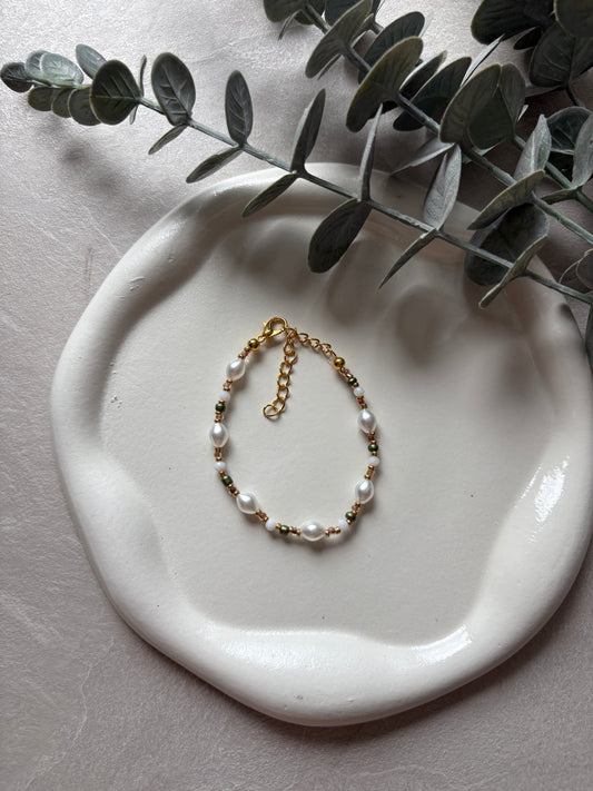 Perlenarmband mit grün / weiß / braunen Perlen und Süsswasserperlen (verstellbarer Verschluss)