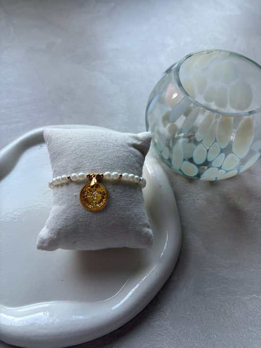 Perlenarmband mit Plaketten - Charm