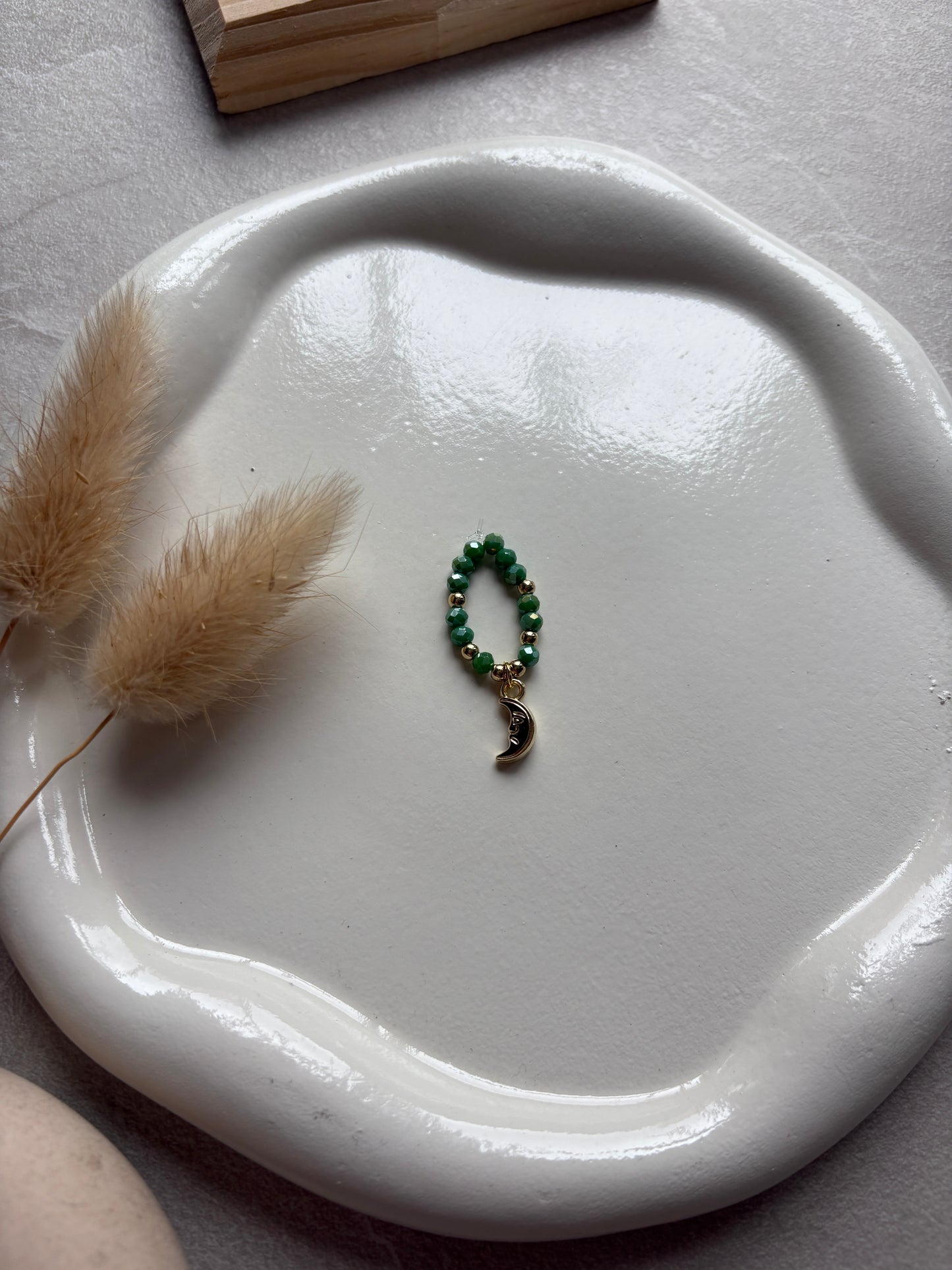 Perlenring dunkelgrün mit Mond - Charm